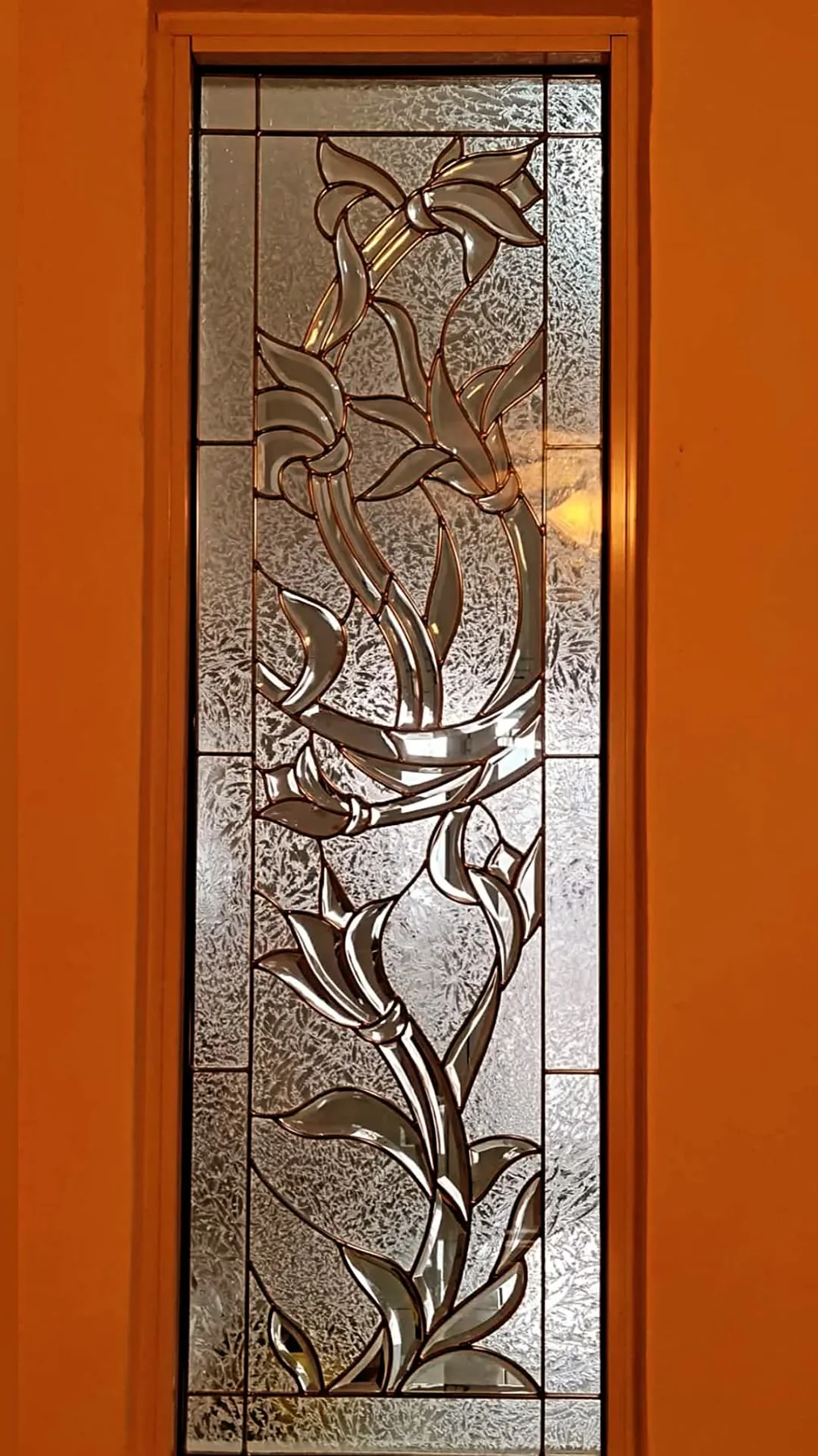 Açılabilir pencere için monokrom çiçekli vitray uygulaması